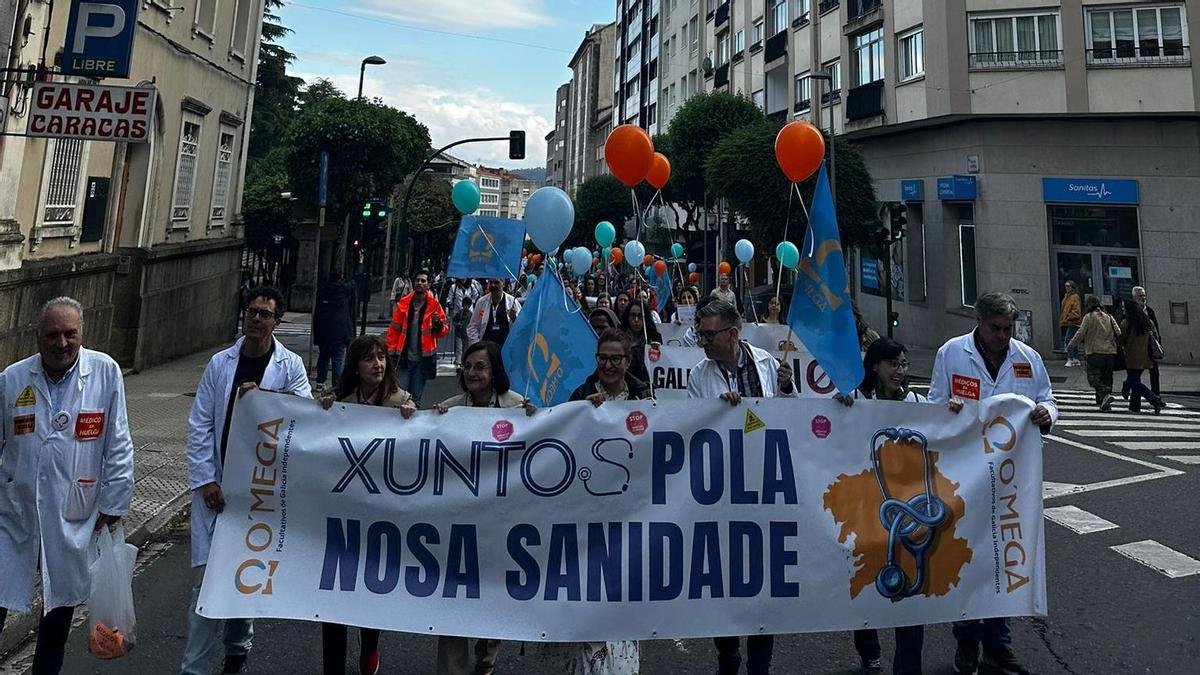 Protesta de los médicos contra el Estatuto Marco este lunes en el hospital Álvaro Cunqueiro