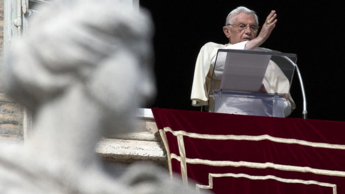 El papa Benedicto XVI durante su discurso del Angelus esta mañana en la plaza San Pedro del Vaticano. AP