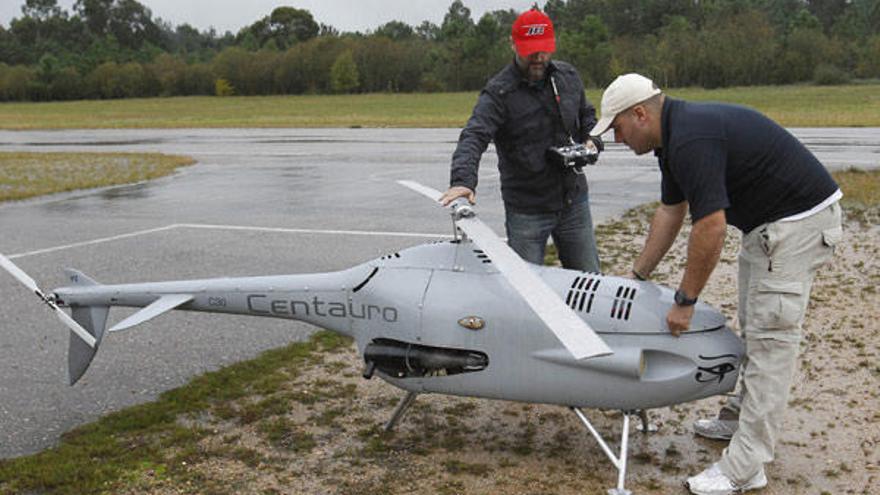 Ingenieros de Tekplus se dispoen a probar el helicóptero no tripulado &quot;Centauro&quot;.