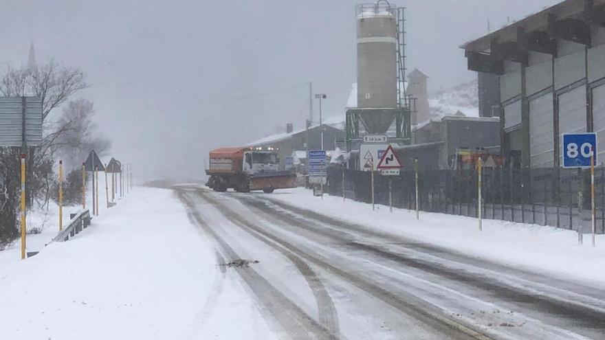 La nieve obliga a usar cadenas en tres puertos de montaña