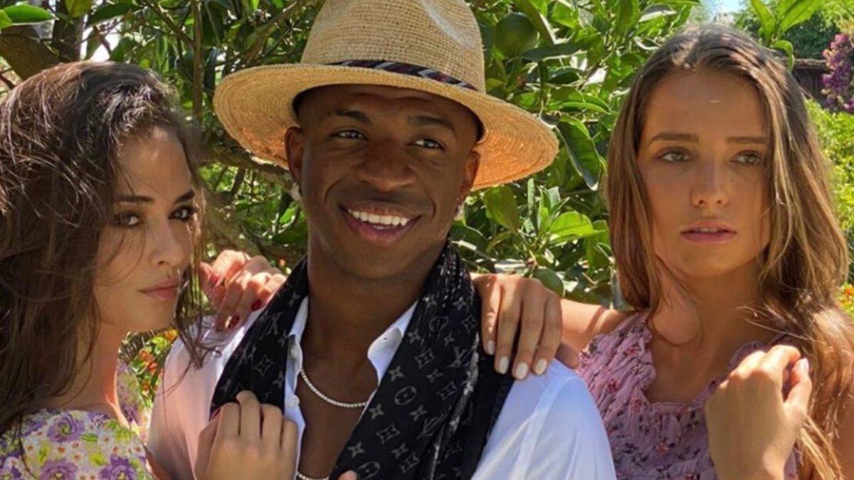 Las dos modelos con las que Vinicius disfruta de sus vacaciones en Ibiza