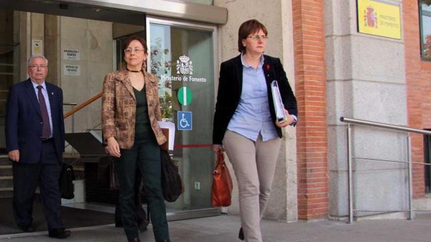 Teófilo Rodríguez, Belén Fernández y Pilar Varela, ayer, a la salida del Ministerio de Fomento.