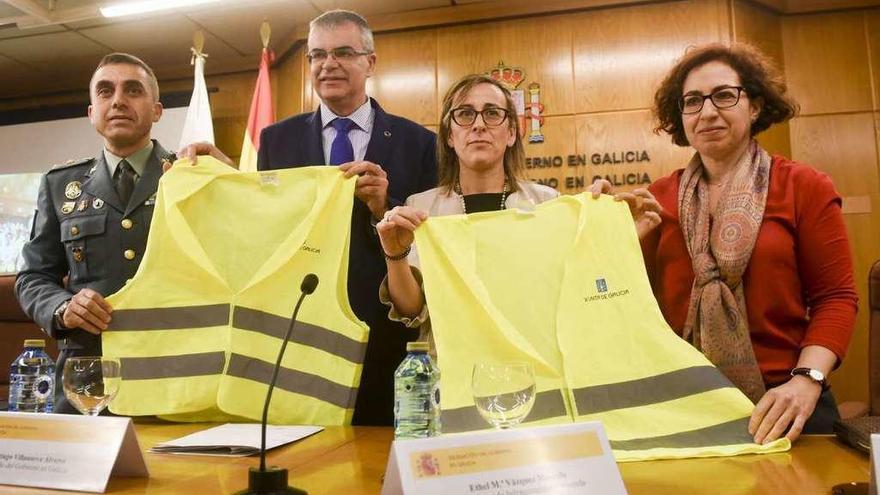 Presentación ayer en la Delegación del Gobierno del nuevo reparto de chalecos reflectantes.