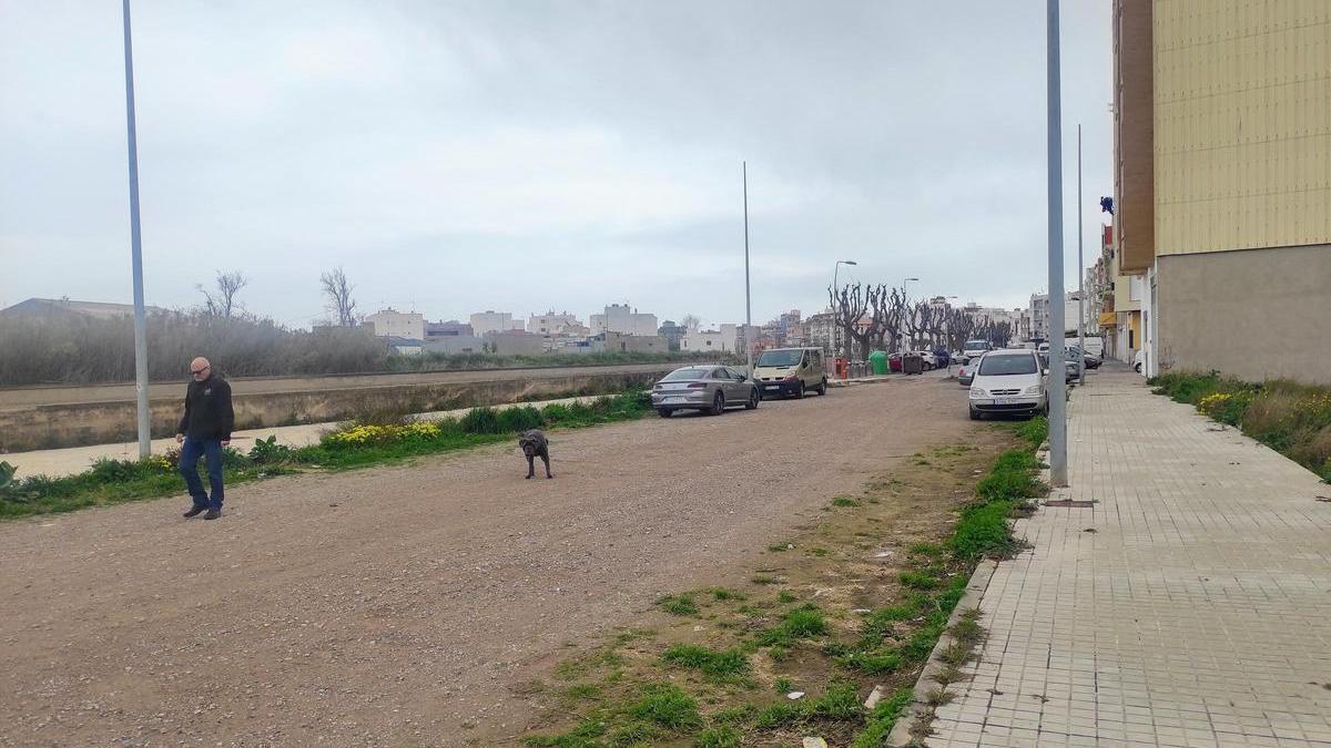 El deterioro acumulado durante más de una década de abandono ha dejado aceras y asfaltado dañados, cableado desaparecido y una red de alcantarillado obsoleta