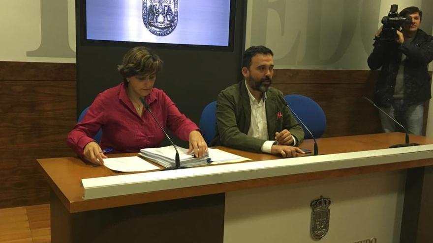 Ana Rivas y Ricardo Fernández, esta mañana, en la sala de prensa del Ayuntamiento.