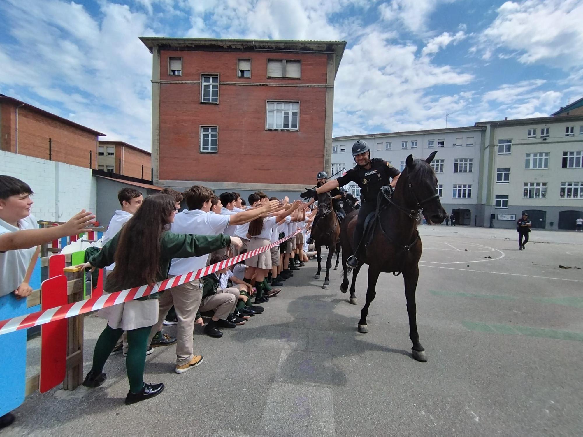 Exhibición de la Policía Nacional en el colegio Beata Imelda de La Felguera