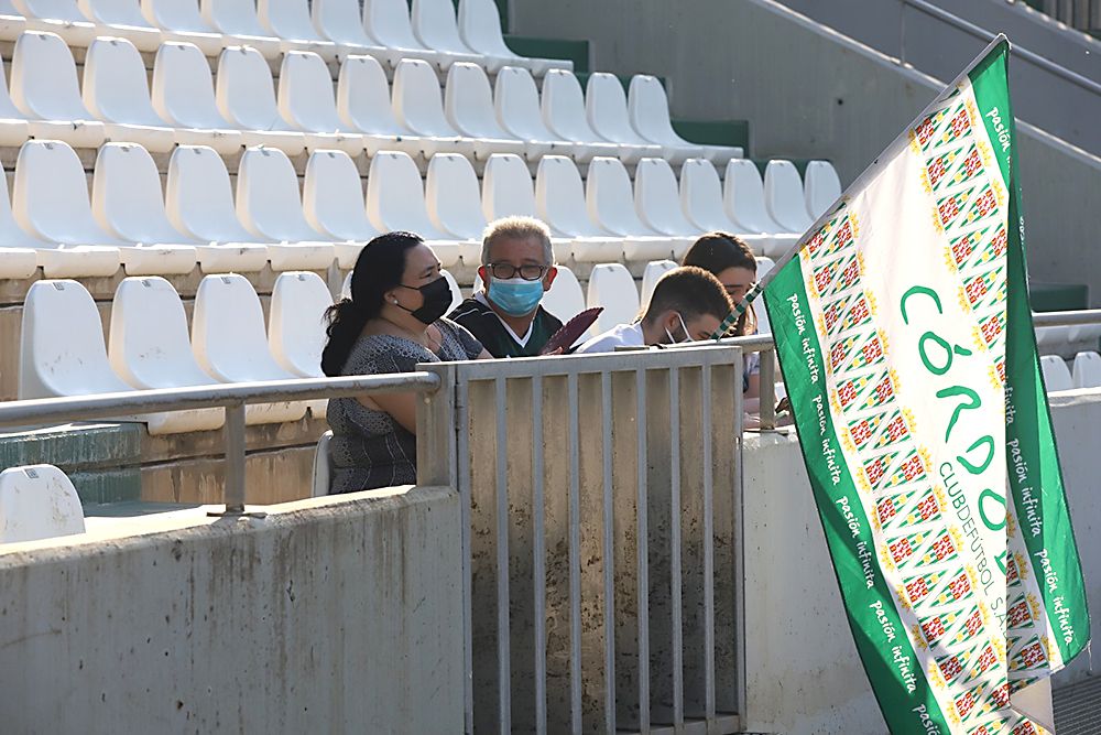 Aficionados asistentes al encuentro Córdoba CF-Cádiz B