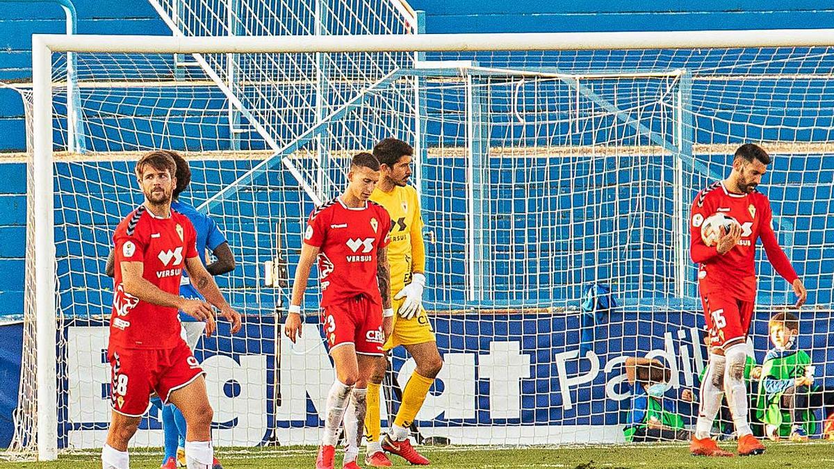 Los jugadores del Real Murcia tras encajar un gol frente al Linares.