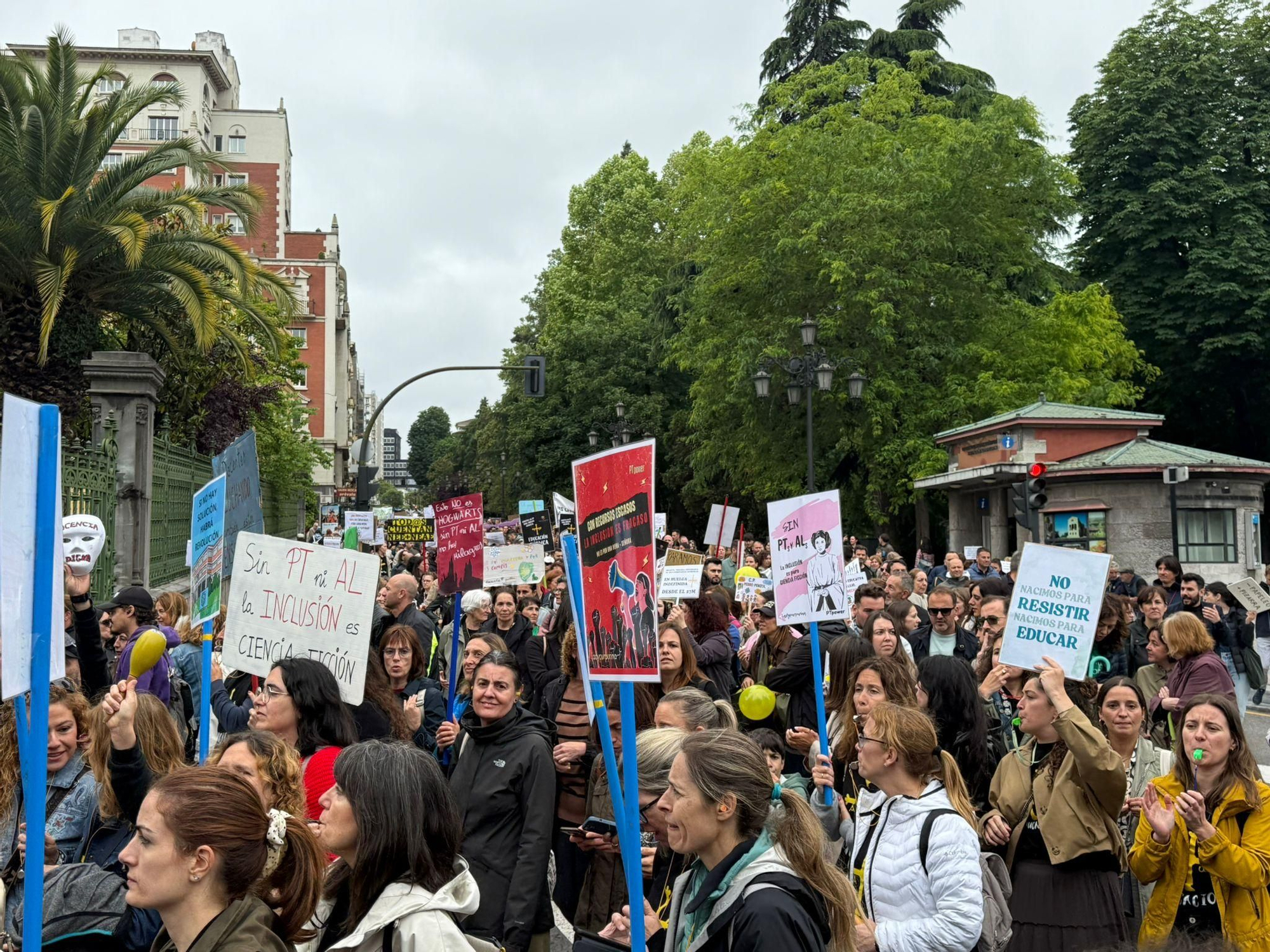 EN IMÁGENES: una gran columna de profesores ataviesa Oviedo para pedir soluciones tras la dimisión de Lydia Espina