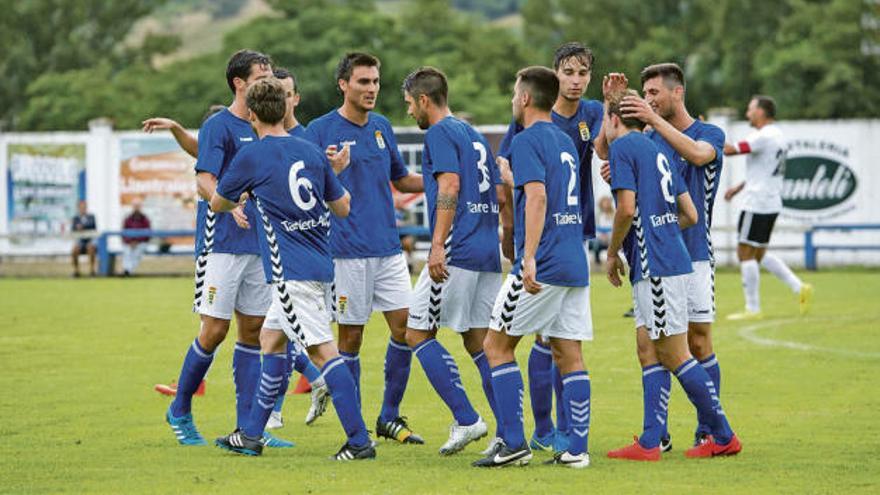 Los jugadores del Oviedo felicitan a Héctor Font, segundo por la derecha, después de que marcara el primer gol del partido.