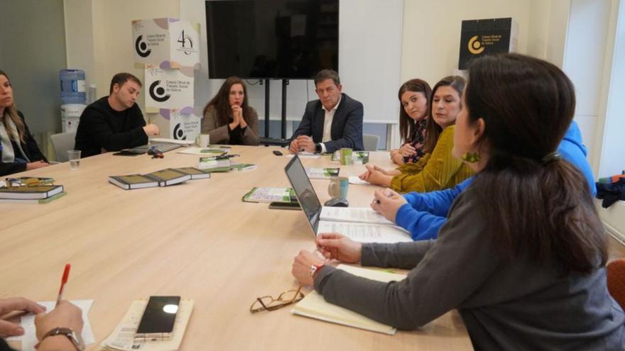 Besteiro, en la reunión de ayer con trabajadores sociales / cedida