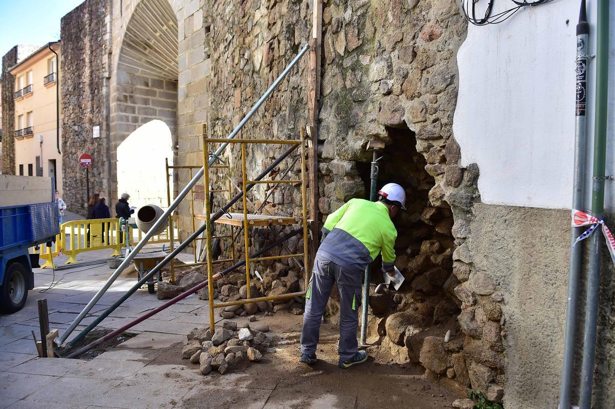 Empieza la reconstrucción de la muralla de la puerta del Sol de Plasencia tras el derrumbe.