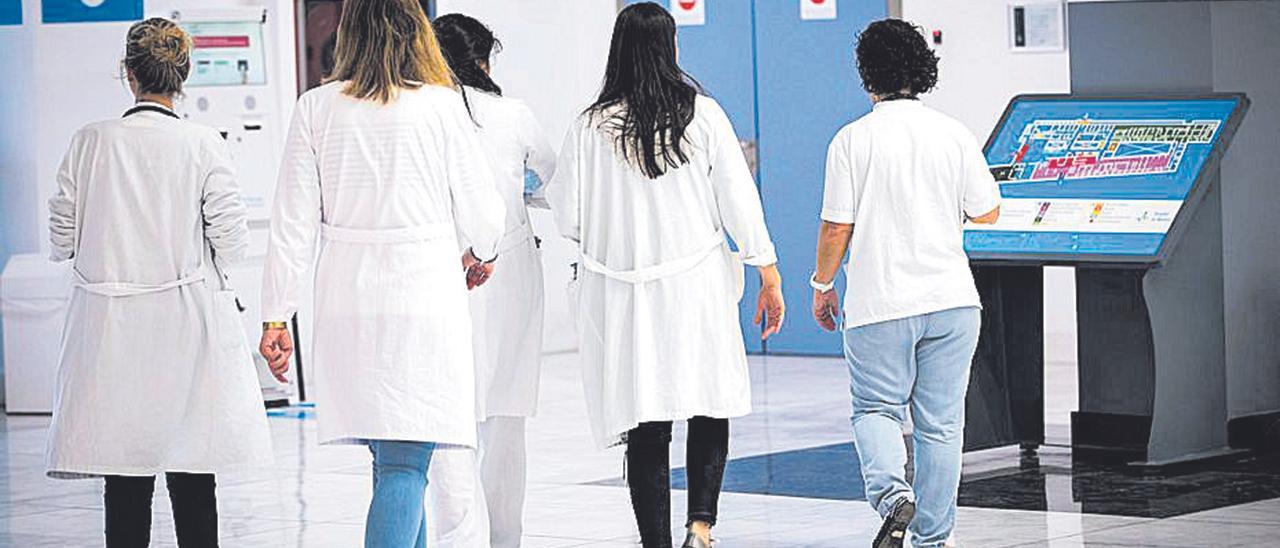 Personal sanitario en el interior del Hospital de Manises.