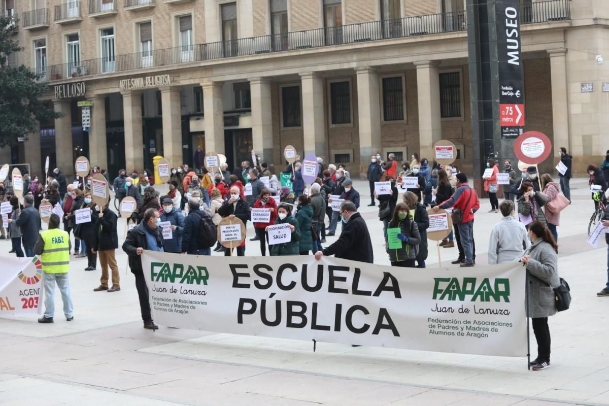 Protesta de los agentes sociales y vecinales para denunciar los recortes en Cooperación, Juventud o participación vecinal