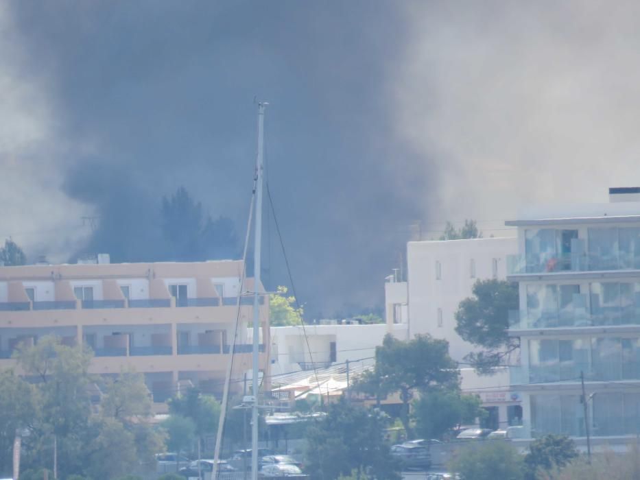 Evacuadas tres viviendas por un incendio agrícola en Cala de Bou