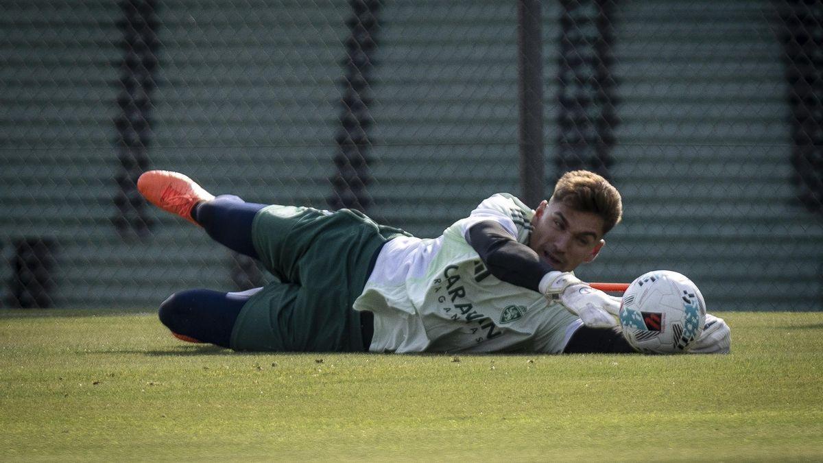 Adrián detiene un balón durante un entrenamiento del Zaragoza.