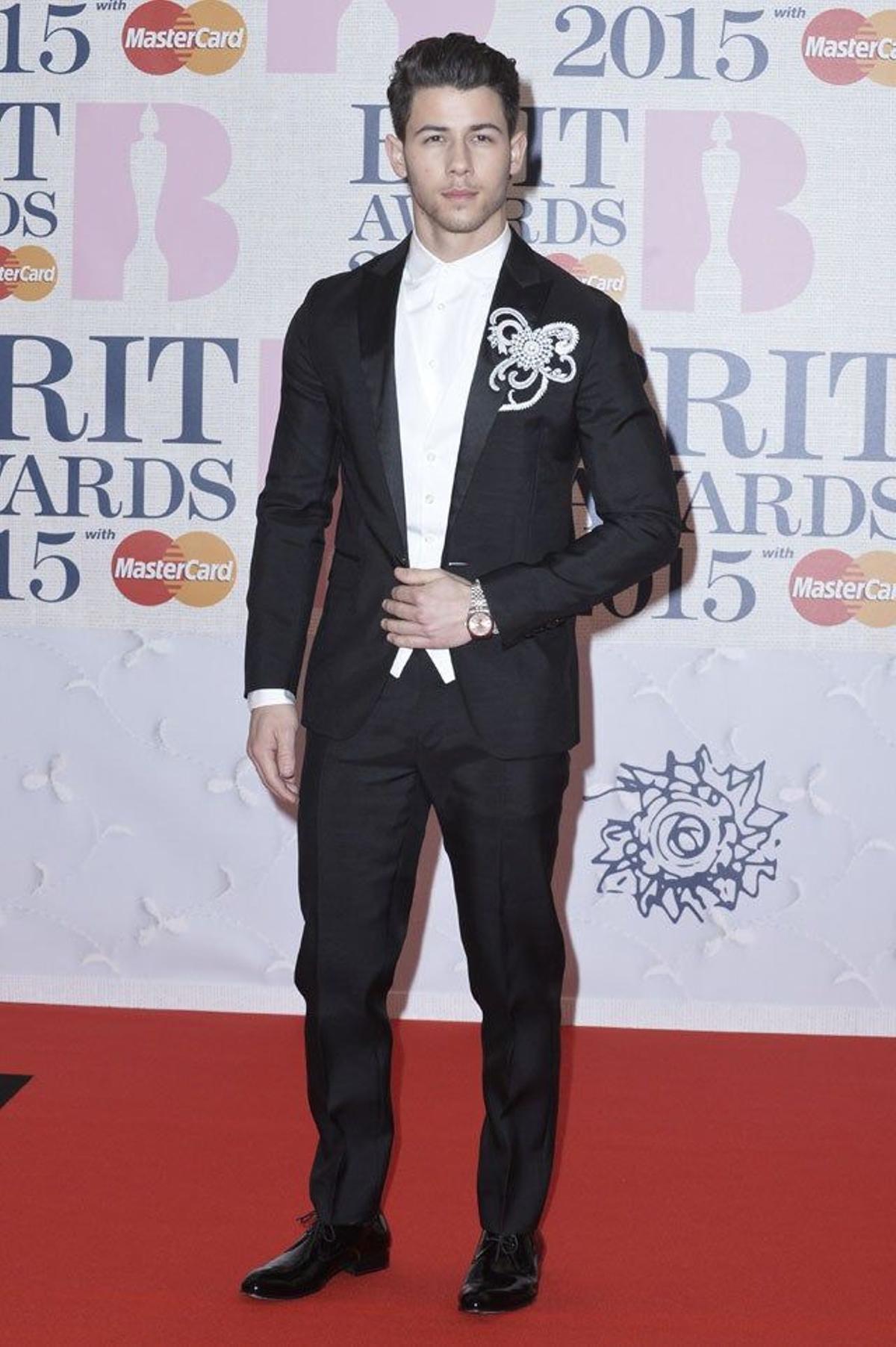 Nick Jonas en la alfombra roja de los BRIT Awards 2015