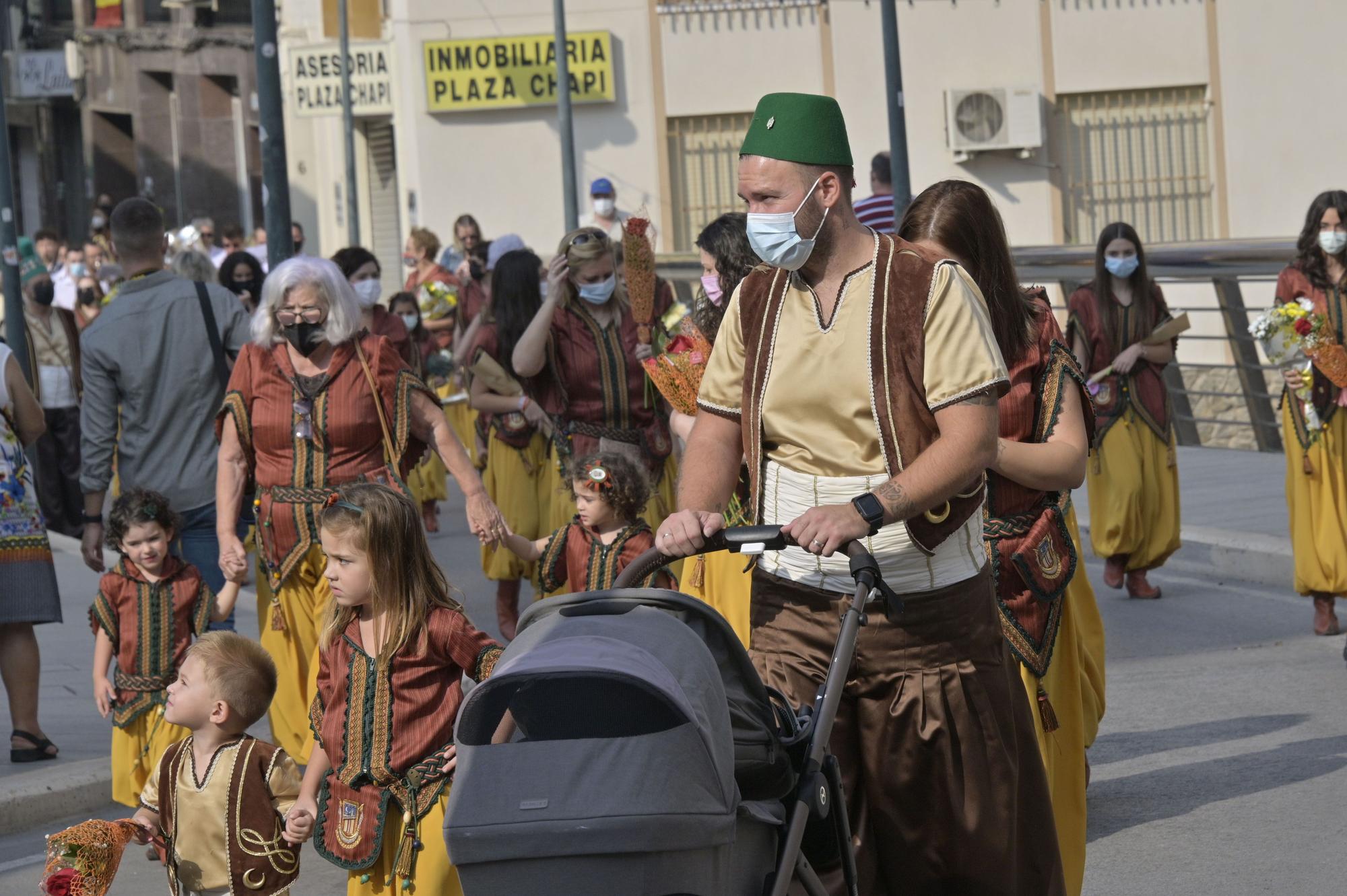 Crevillent celebra el primer desfile de Moros y Cristianos en la provincia con mascarilla