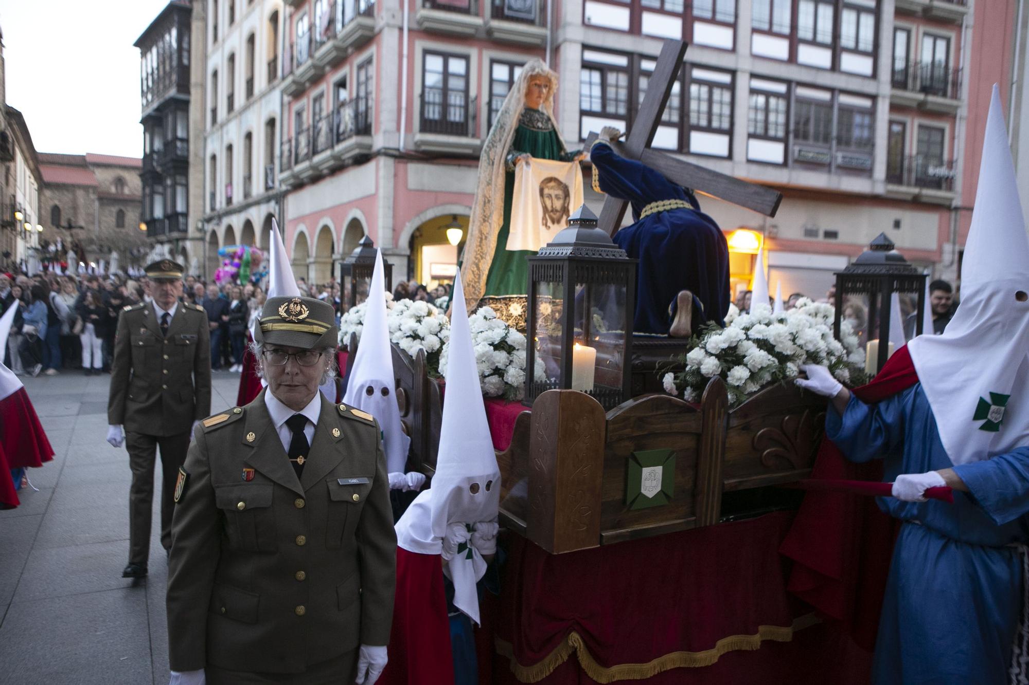 Jueves Santo en Avilés: Procesión del Silencio con los "sanjuaninos"