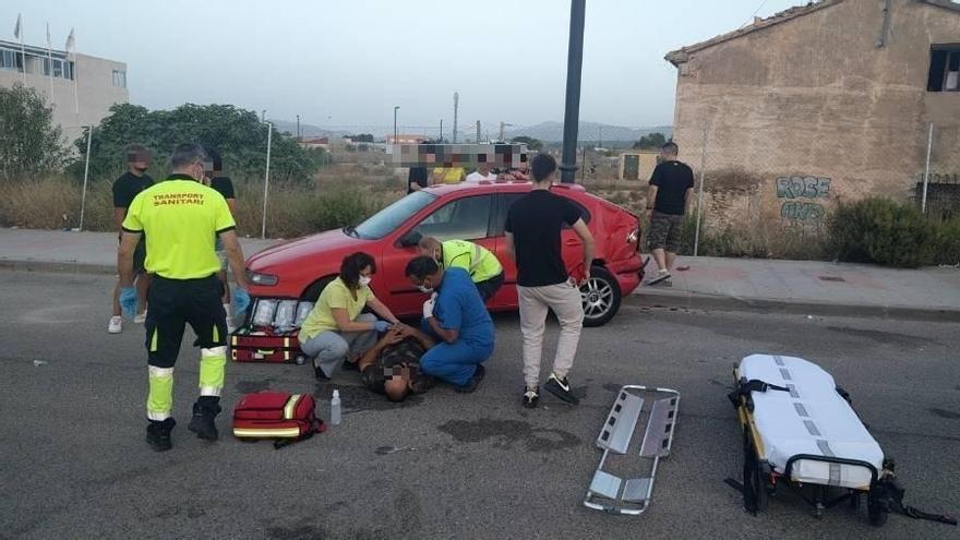 Atención a uno de los heridos en el atropello múltiple intencionado de primera hora del domingo en Ibi.