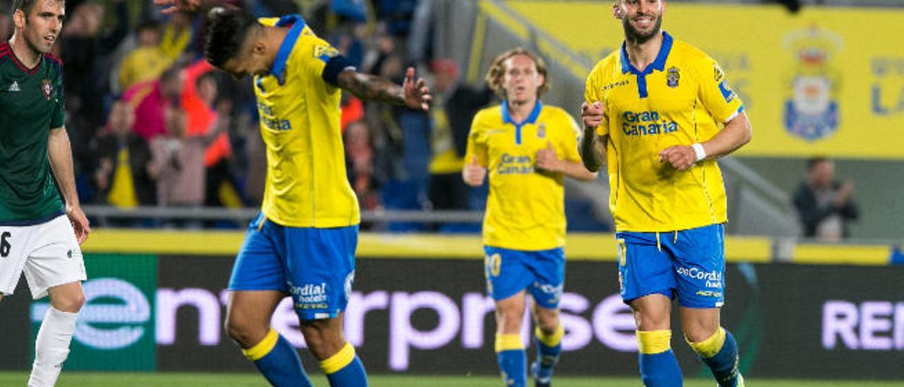 Jonathan Viera y Jesé Rodríguez, con Alen Halilovic al fondo, celebran el segundo gol del ex del Real Madrid, el quinto de la UD Las Palmas frente a Osasuna en el partido de ayer.