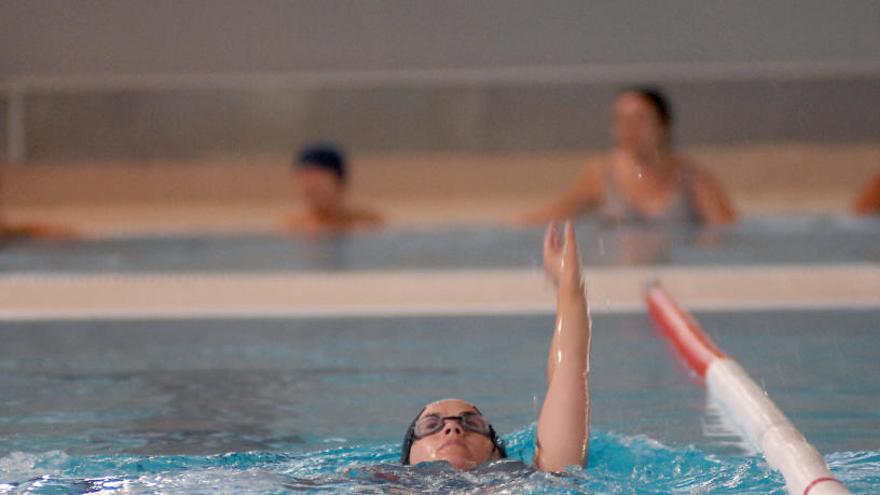 Los problemas de ir en silla de ruedas y querer nadar en las piscinas de Carrús