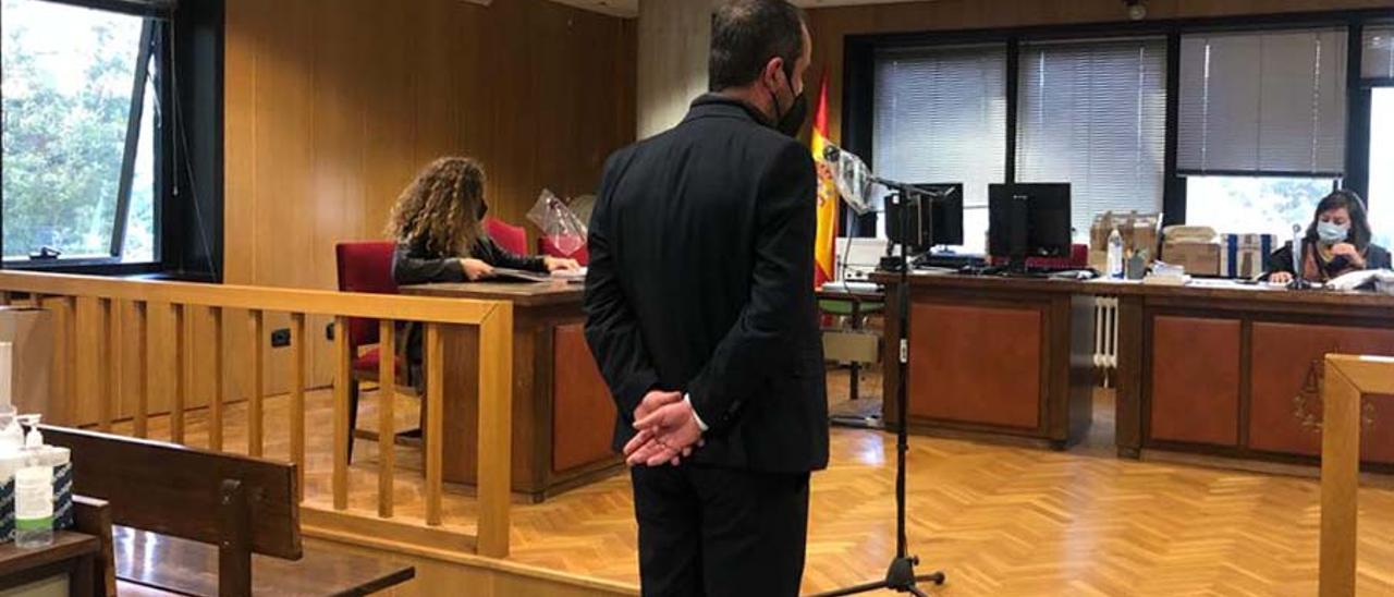 El abogado (de espaldas) durante el juicio celebrado en Vigo.