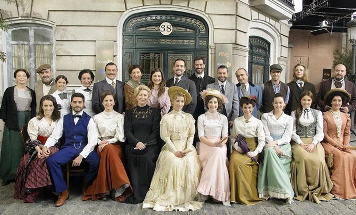 Imatge promocional amb els actors de la sèrie de TVE-1 ’Acacias 38’. Imatge promocional amb els actors de la sèrie de TVE-1 ’Acacias 38’.