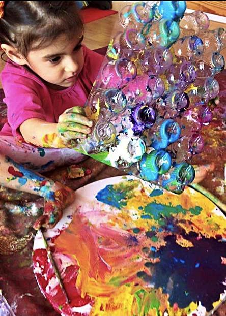 Los cuadros de colores de Abril, una niña arcoíris | ARCHIVO PERSONAL