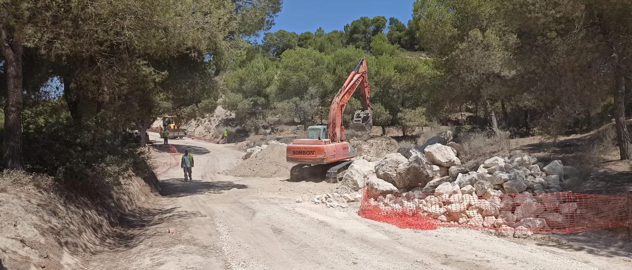 Obras en la pista forestal del camino del Estrecho en la Sierra de Benejúzar. Los vecinos reclaman que no se asfalte