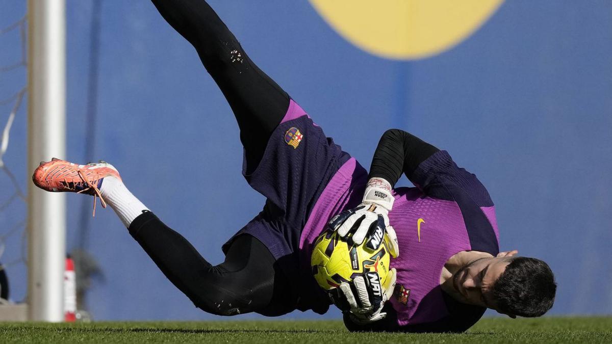 Joan Garcia, en l’entrenament del Barça d’ahir a Sant Joan Despí. | ENRIC FONTCUBERTA / EFE