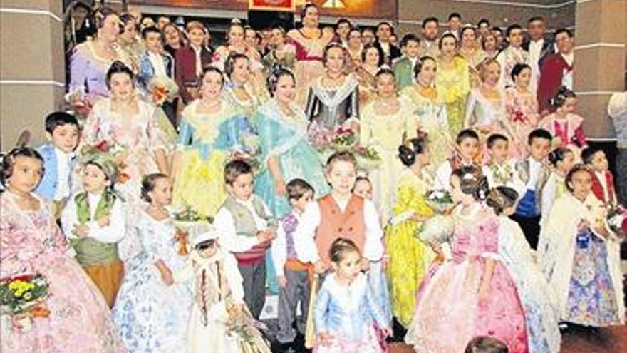 Els Conquistadors corona a sus falleras