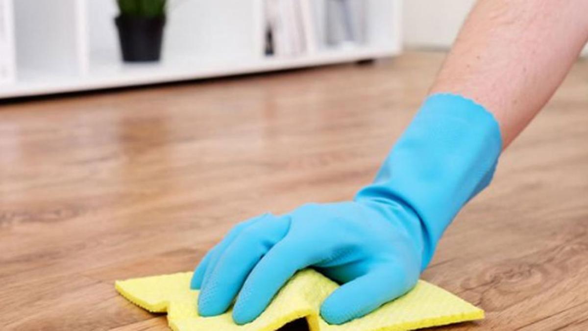 La limpieza del suelo es una de las tareas del hogar que más tiempo consume.