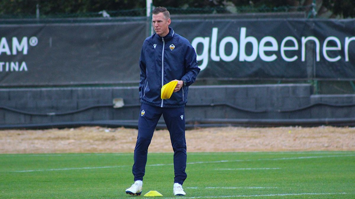 Johan Plat es uno de los entrenadores más jóvenes de la Segunda División 2025/26.