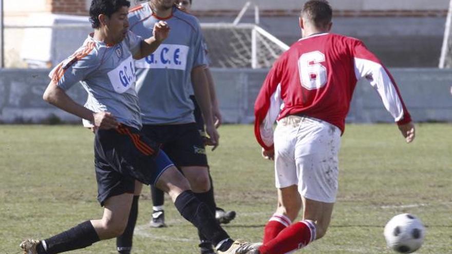 Dino, autor del primer tanto zamorano, realiza un pase ante uno de sus rivales en la tarde de ayer