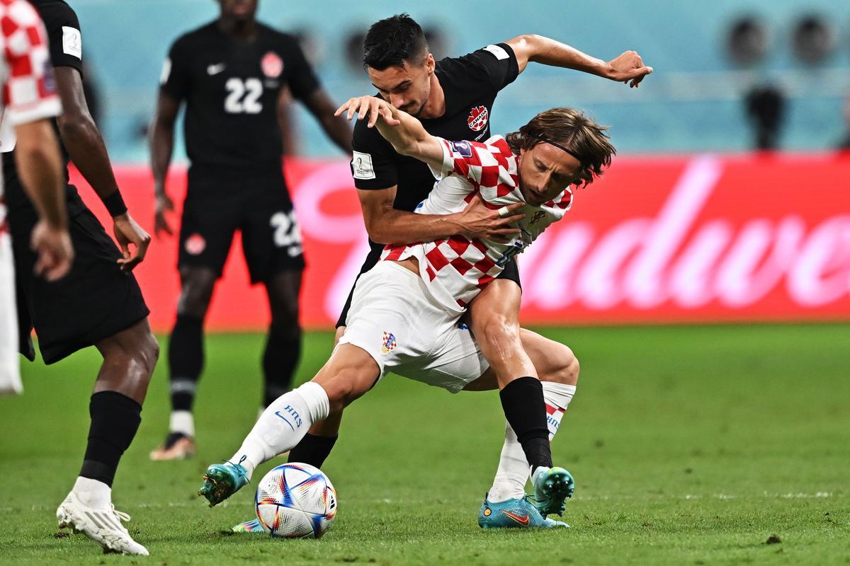 Doha (Qatar), 27/11/2022.- Luka Modric of Croatia (front) in action against Stephen Eustaquio of Canada during the FIFA World Cup 2022 group F soccer match between Croatia and Canada at Khalifa International Stadium in Doha, Qatar, 27 November 2022. (Mundial de Fútbol, Croacia, Catar) EFE/EPA/Noushad Thekkayil