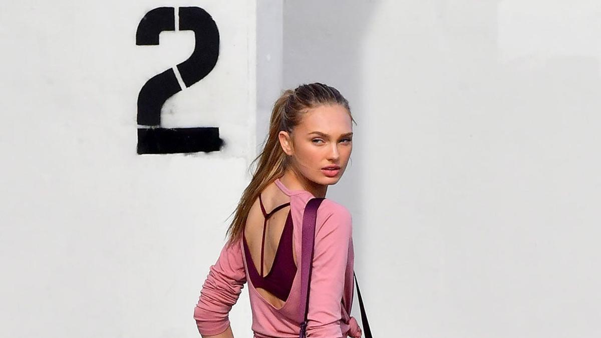 Romee Strijd con un look deportivo en el que no falta la bolsa