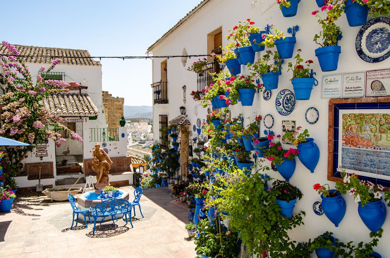 El Patio de las Comedias es uno de los puntos de mayor interés de Iznájar