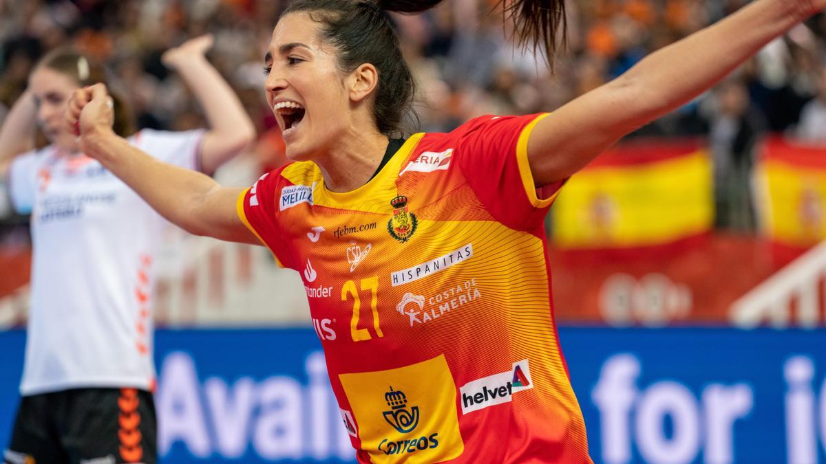 En 2013, la deportista del Proyecto FER debutó con la selección española femenina de balonmano, las famosas Guerreras