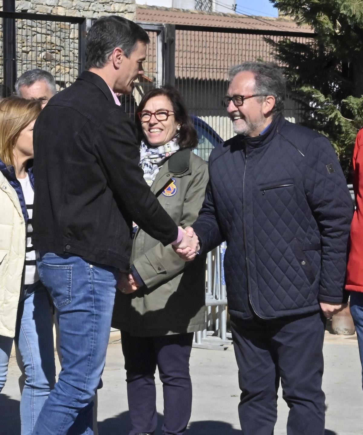 Pedro Sánchez saluda a José Martí en una visita a la provincia en imagen de archivo.