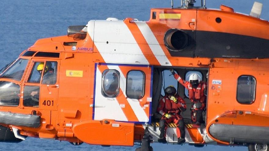 El helicóptero Helimer 401 localizó el cuerpo en el agua. // @salvamentogob