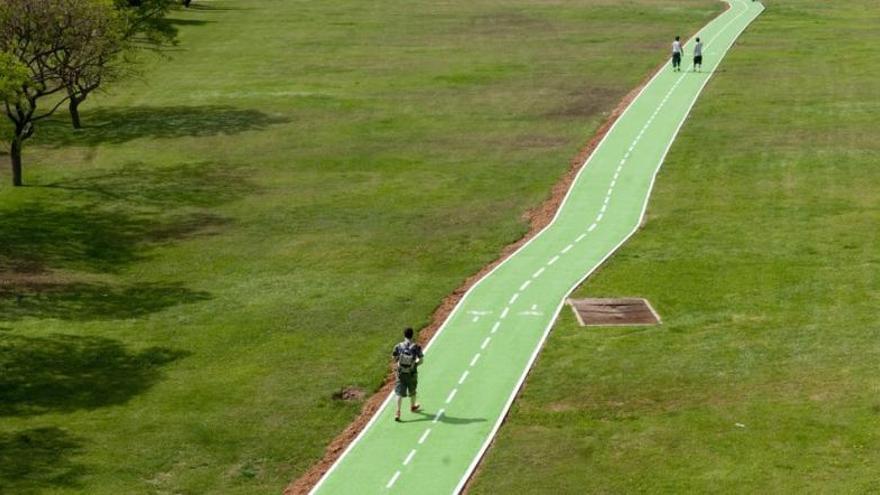 Un tramo de carril bici junto al campus del Hospital de Marina.