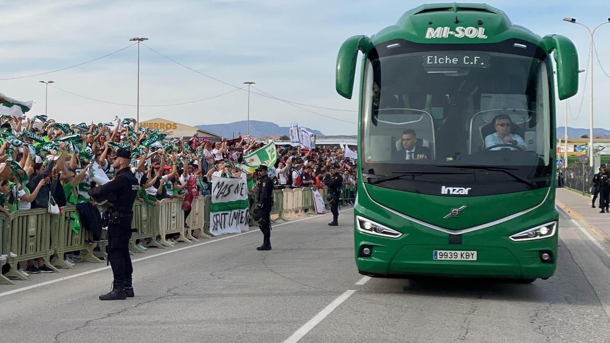 El bus del Elche, recibido por aficionados, antes del partido contra el Albacete