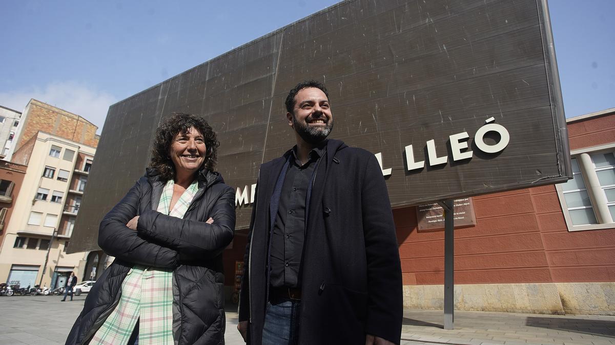 L'alcaldable d'ERC, Quim Ayats, i la consellera d'Acció Climàtica, Alimentació i Agenda Rural, Teresa Jordà, al Mercat del Lleó.