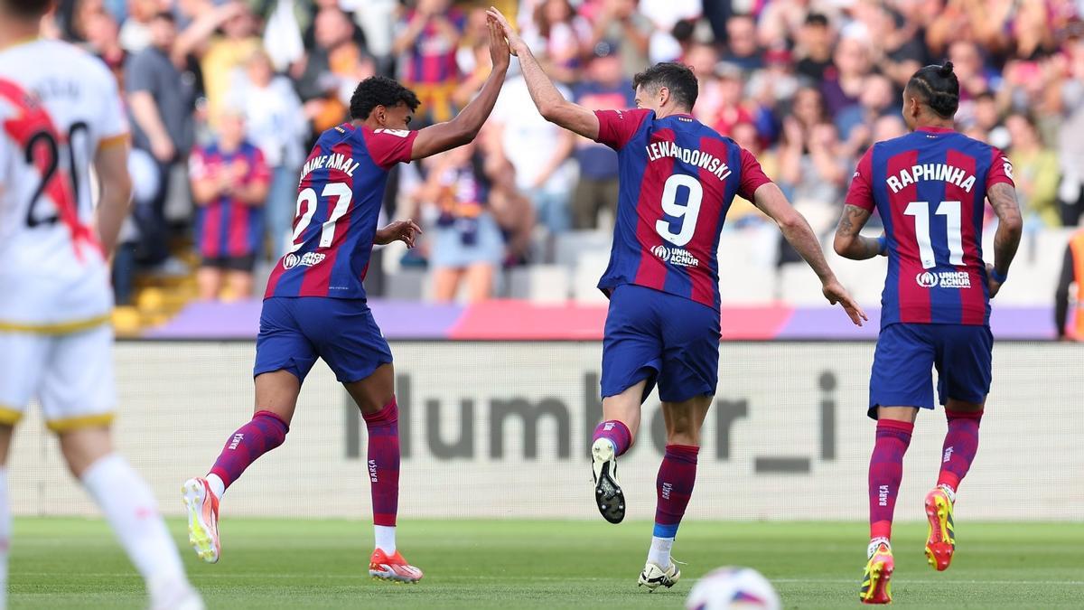 Lamine y Lewandowski celebran el gol que abrió el marcador en el Barça - Rayo Vallecano