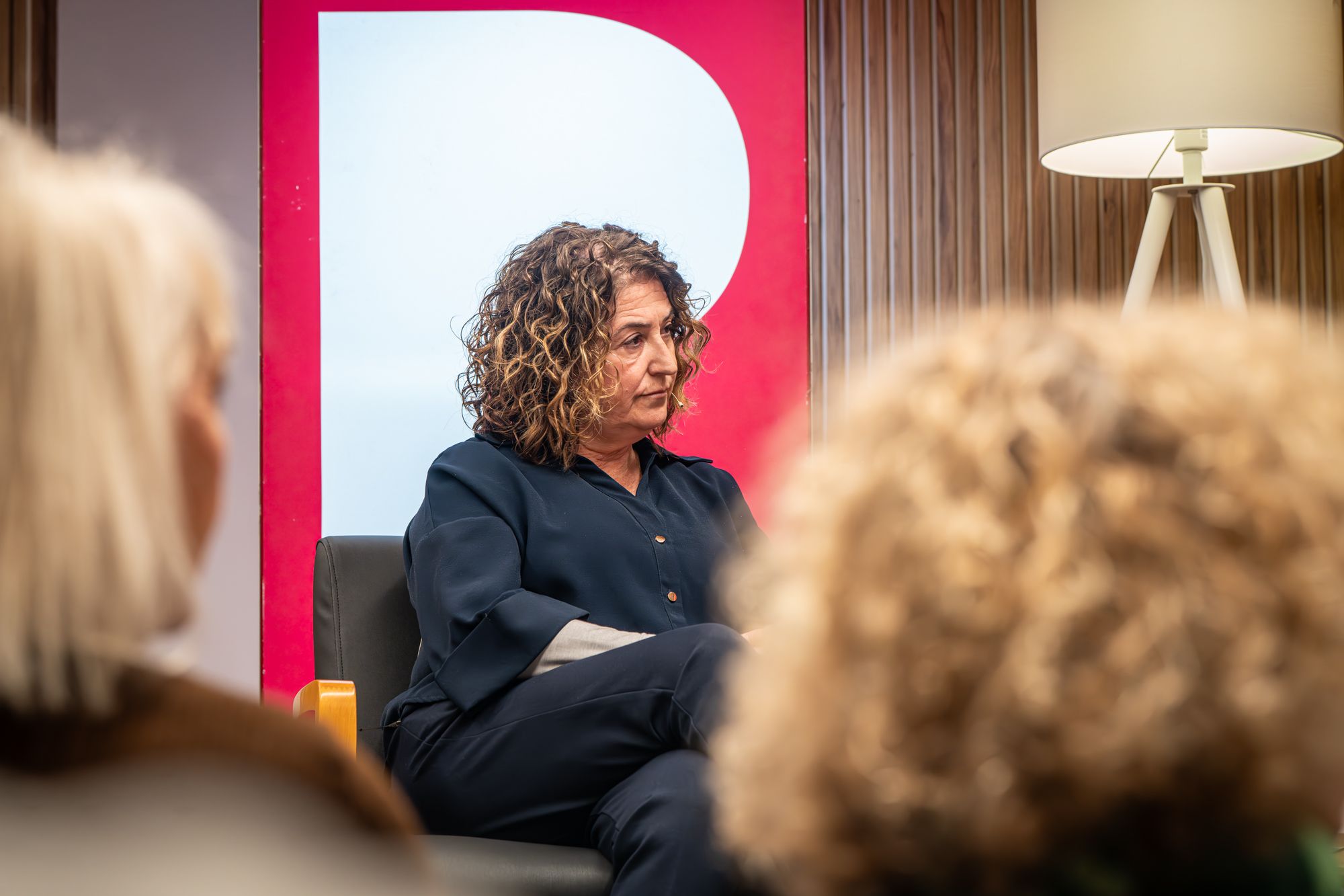 La alcaldesa Morales, en el coloquio de EL PERIÓDICO en Viladecans: Sorprende que en el Pleno con más mujeres de nuestra historia no haya acuerdos para el 8-M