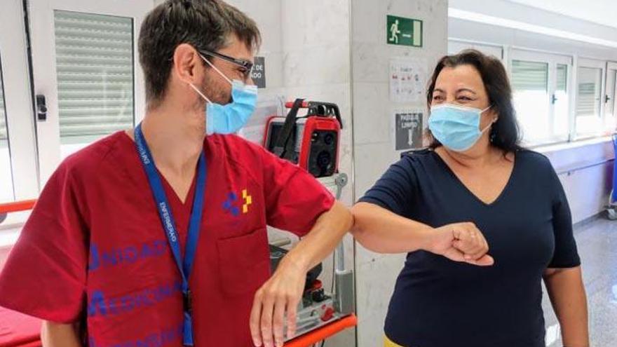 El enfermero David y María José, la paciente de Covid-19 a la que atendió en la Candelaria.