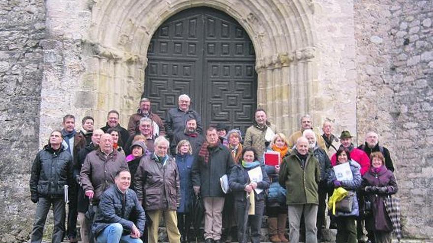 Miembros de la Agrupación de Asociaciones del Camino del Norte, posando, ayer, en la basílica de Llanes.