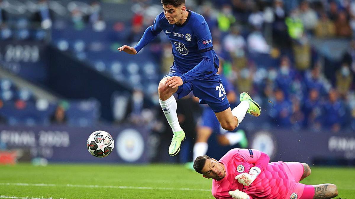 Havertz supera a Ederson en la jugada que acabó en gol del Chelsea. |   // REUTERS