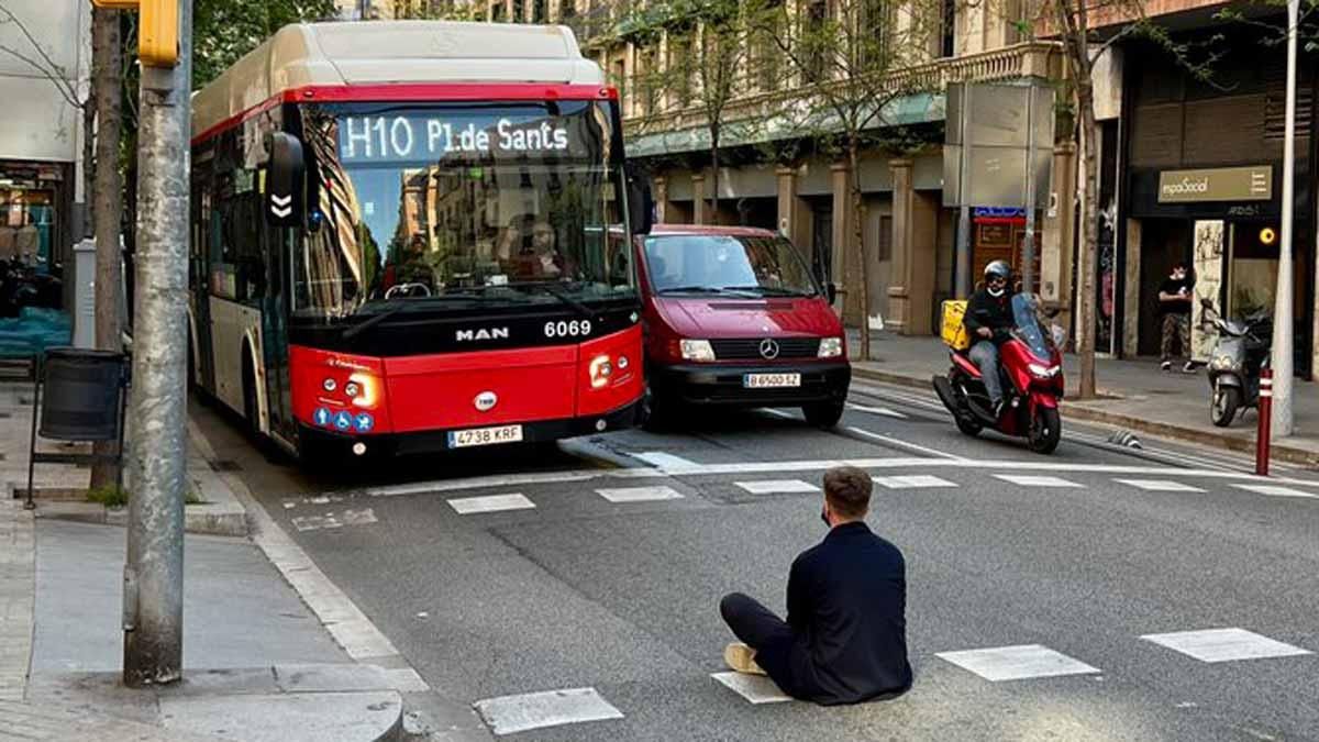 Un noi s’asseu enmig de la calçada a Barcelona per impedir el pas al bus que no l’ha deixat pujar